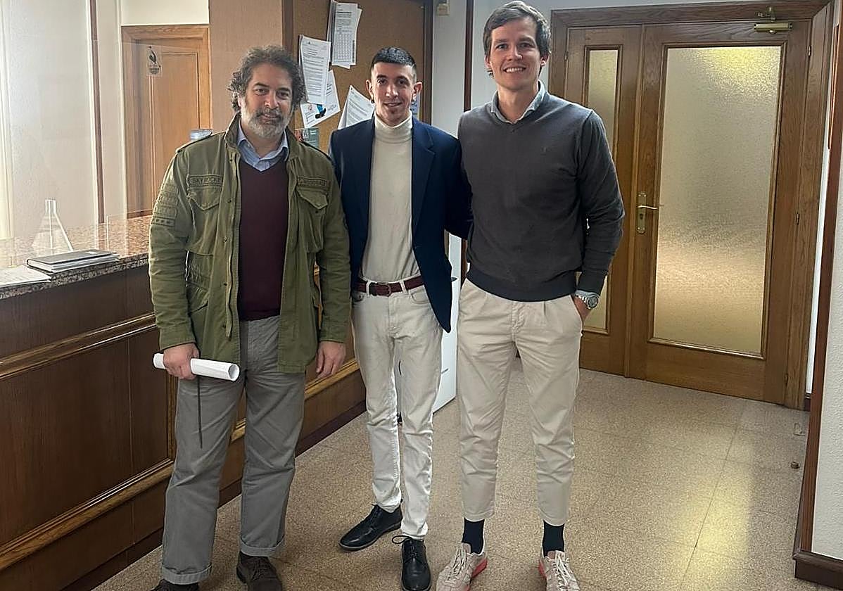 Carmelo Borondo, David Monasterio y Ángel Alda en el Ayuntamiento de Lardero.