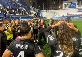 Héctor Blanco habla con sus jugadoras antes de la prórroga.