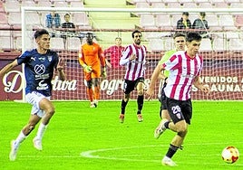 Manex Rezola avanza con el balón durante el encuentro que la UDL derrotó al Utebo.