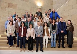 El alcalde de Logroño, Conrado Escobar, junto a la concejal de Servicios Sociales, Patricia Sanz, y las homenajeadas en el acto de esta mañana.