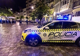 Policía Local durante una noche de servicio en una calle de terrazas como es Bretón de los Herreros.
