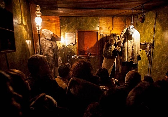 Escena en el interior de la vieja cabaña en la que se recrea 'Ârtica', de la compañía Ponten Pie de Sergi Orts.