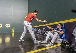 Peio Etxeberria ayuda a levantarse a Javier Zabala en un partido anterior.