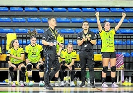 Luismi Ascorbe dirige al Grafometal durante su encuentro contra el Bera Bera.