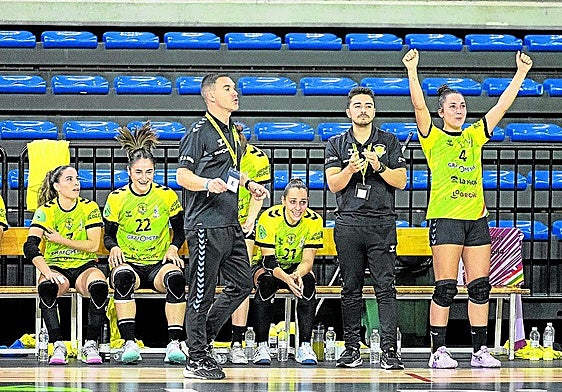 Luismi Ascorbe dirige al Grafometal durante su encuentro contra el Bera Bera.