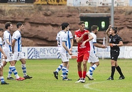 Momento de la expulsión de Merino ante el Utebo.