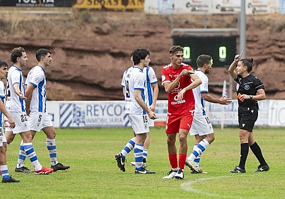 Momento de la expulsión de Merino ante el Utebo.