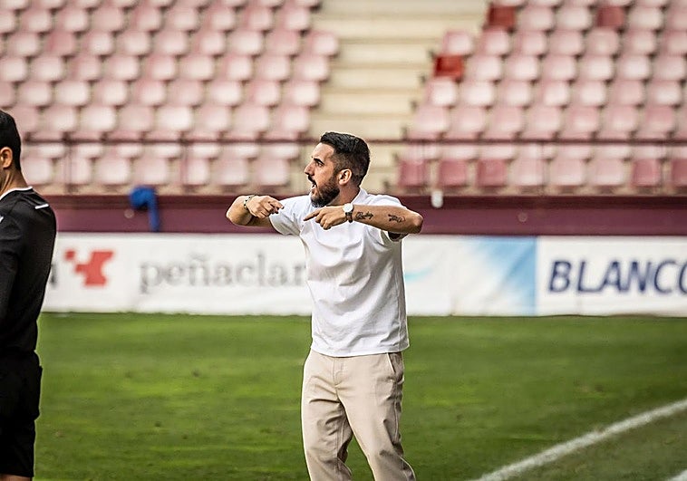 Adrián Cantabrana da una orden durante un encuentro de la SDL en Las Gaunas.