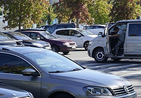 Vehículos en un aparcamiento.