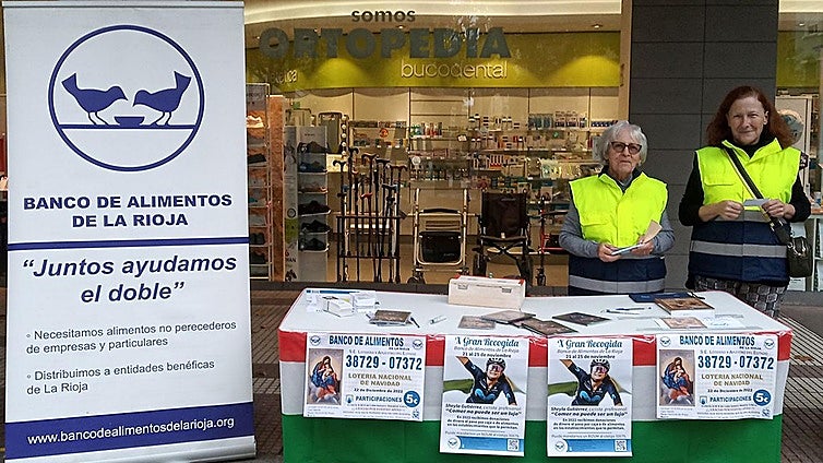 Dos voluntarias del Banco de Alimentos, en una imagen de archivo.