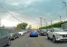 Coches aparcados en doble fila y en dirección contraria, hoy en La Guindilla.
