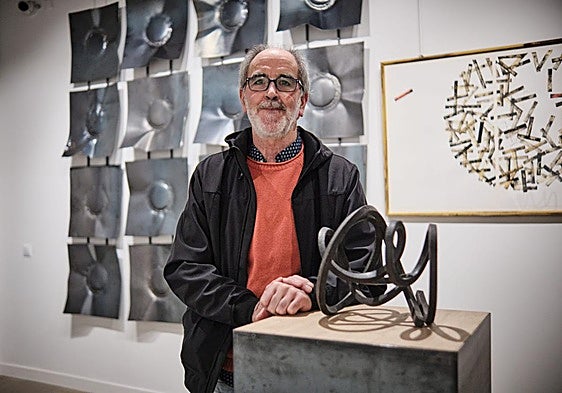 El escultor jarrero José Antonio Olarte junto a su obra.