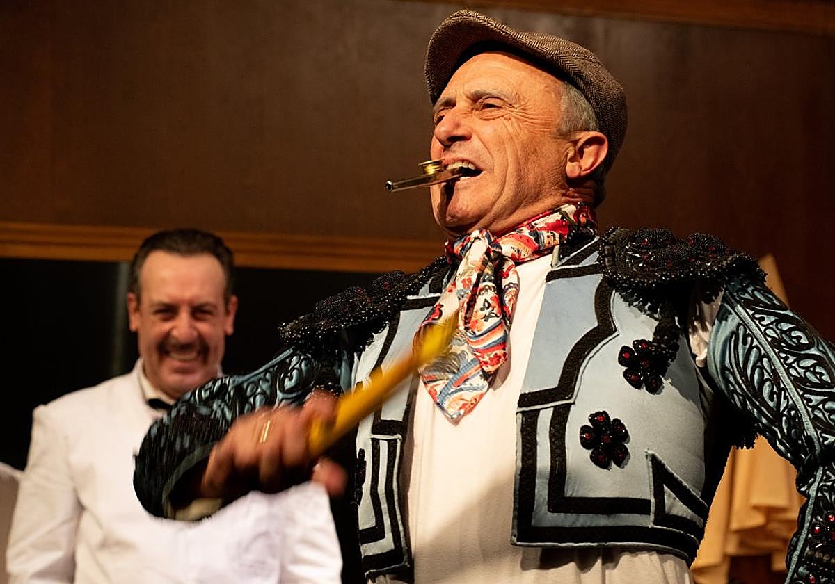 Pepe Viyuela, en una escena de 'El barbero de Picasso', junto a Antonio Molero.