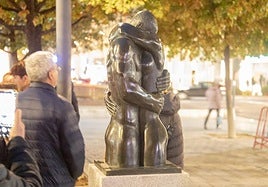 La escultura El Abrazo ya ocupa su espacio en la plaza que lleva el nombre de sus autores, Dalmati y Narvaiza.