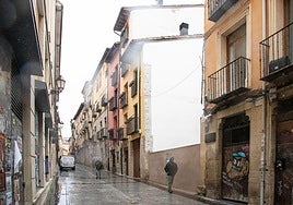 Solar donde se ubica el 112, junto a un bloque de apartamentos ya existente en el 114.