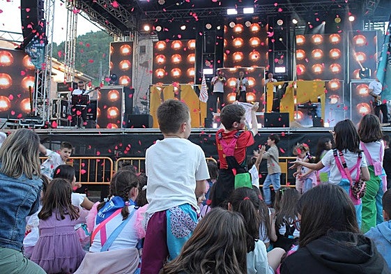 Unos niños disfrutan de una verbena en una localidad riojana en una imagen de archivo