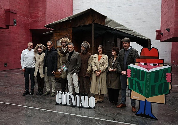 El alcalde, distintos concejales y los protagonistas de 'Ârtica' en la inauguración de Cuéntalo, en el Centro de la Cultura del Rioja.