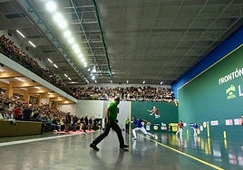 Partido de pelota en el frontón Adarraga, en una imagen de archivo.