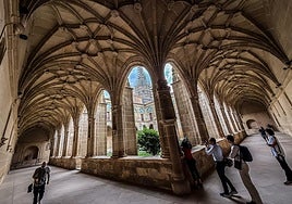 Claustro del monasterio de Yuso. Entre las arcadas se puede contemplar la torre en obras.