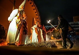 Los condenados momentos antes de arder en la hoguera.