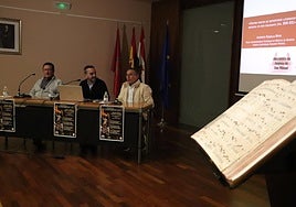 Alberto Cebolla, en el centro de la mesa, valoró la recuperación del único cantoral que conserva el templo.