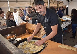 Las rosquillas recién hechas no faltan en la carpa del Mercadal.