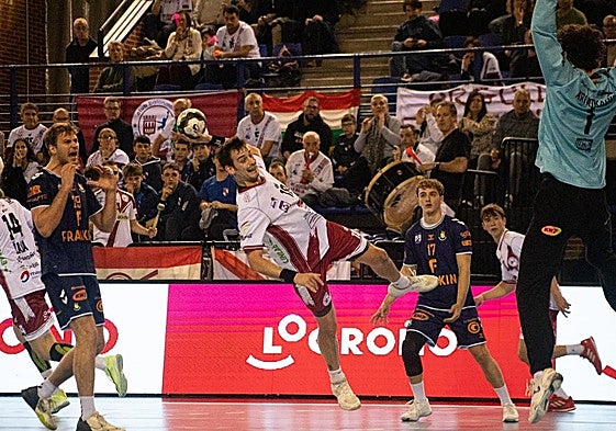 Álvaro Martínez lanza desde la posición de pivote.