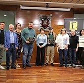 Fotografía de familia de 'Escríbere', autoridades y ganadores, con la alcaldesa entre ellos.