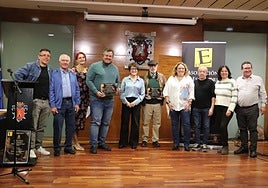 Fotografía de familia de 'Escríbere', autoridades y ganadores, con la alcaldesa entre ellos.