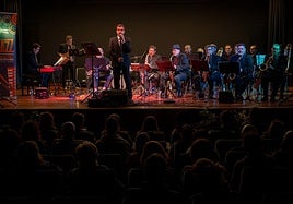 Dani Amatriain con La Rioja Big Band, el sábado en la sala de la Fundación Caja Rioja de Calahorra.