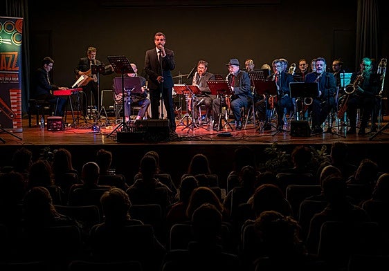 Dani Amatriain con La Rioja Big Band, el sábado en la sala de la Fundación Caja Rioja de Calahorra.