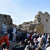 Visita de ayer en el exterior del recinto 2 (principal) en la parte de la poterna (acceso auxiliar) y junto al muro rehabilitado en otra intervención.