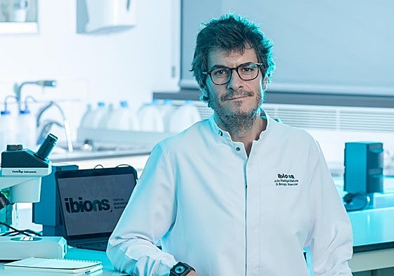 Julio Madrigal, en uno de los laboratorios de la Universidad de Valencia.