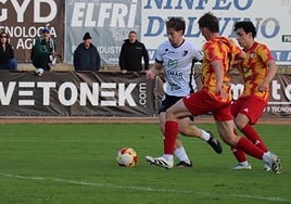 Mario Gil encara área para buscar marcar a Dorronsoro.