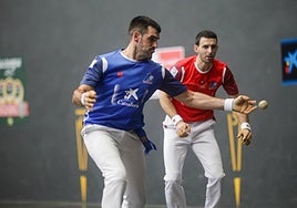 Ezkurdia golpea de zurda mientras Altuna sigue la jugada desde atrás.