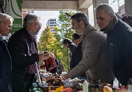 Miembros del Grupo Micológico Verpa resuelven dudas a los ciudadanos que han visitado este domingo la exposición de setas en la Gran Vía.