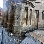 Excavación en el entorno de la capilla, donde se aprecian restos.