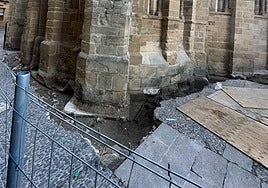 Excavación en el entorno de la capilla, donde se aprecian restos.