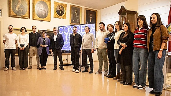Organizadores y colaboradores del festival Concéntrico, este lunes en el salón de retratos del Consistorio logroñés.