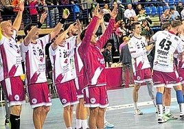 Los jugadores del Dicorpebal saludan a la grada después del brillante triunfo ante el Granollers.
