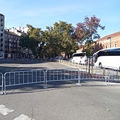 La plaza Ángel Bayo, frente a la Comandancia, ya cerrada, a la espera de las excavaciones, manteniendo la parada de taxis y autobuses.