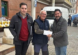 Entrega del donativo de Vinea a la Asociación de Jubilados.