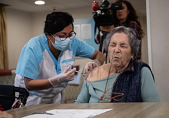Una enfermera administra la dosis frente al virus respiratorio sincitial a una de las usuarias de la residencia de personas mayores Bouco Logroño Las Gaunas.