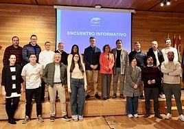 La presidenta de la Liga F, Beatriz Álvarez, junto a miembros del DUX, la FRF, el Gobierno de La Rioja y medios de comunicación locales.