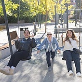 Loly Ezquerro posa con sus hijas, Desiree y Andrea, en los columpios de la plaza México de la capital riojana