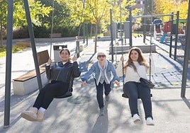Loly Ezquerro posa con sus hijas, Desiree y Andrea, en los columpios de la plaza México de la capital riojana