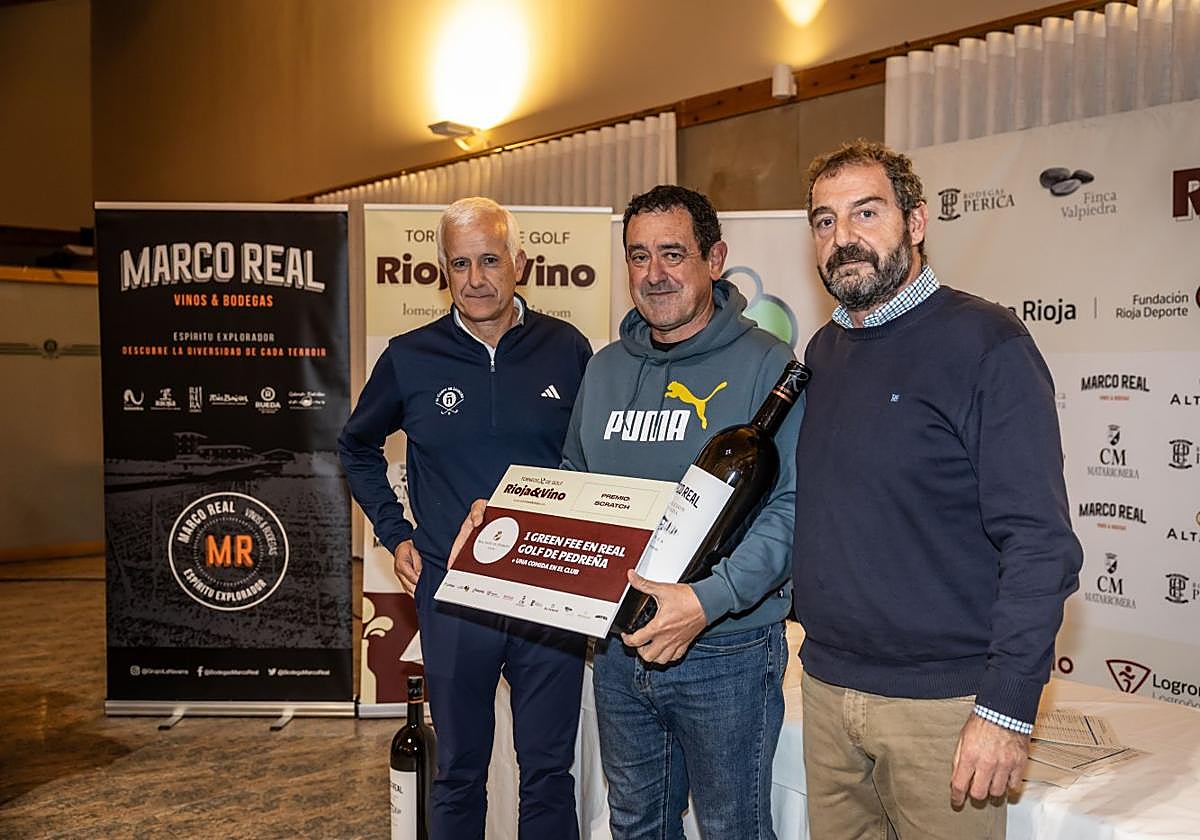 José Antonio Benítez, en el centro, ganó la regularidad scratch. En la imagen, con David Bedia (gerente del campo) y Miguel Sáenz (Rioja Medios).
