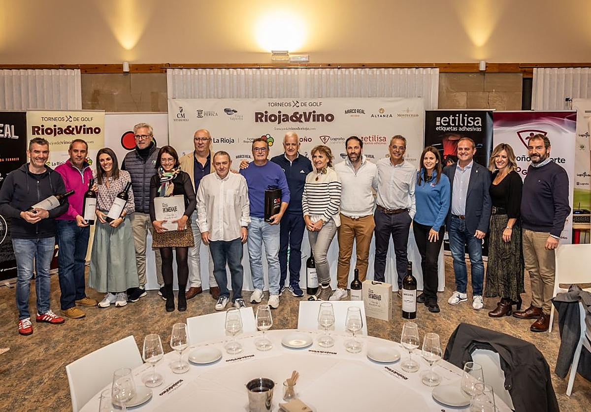 Foto de familia de todos los ganadores con sus premios, en compañía de organizadores y patrocinadores.