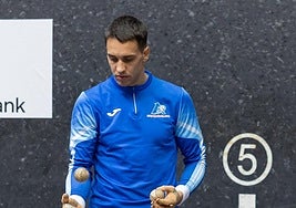 Zabala elige sus pelotas.