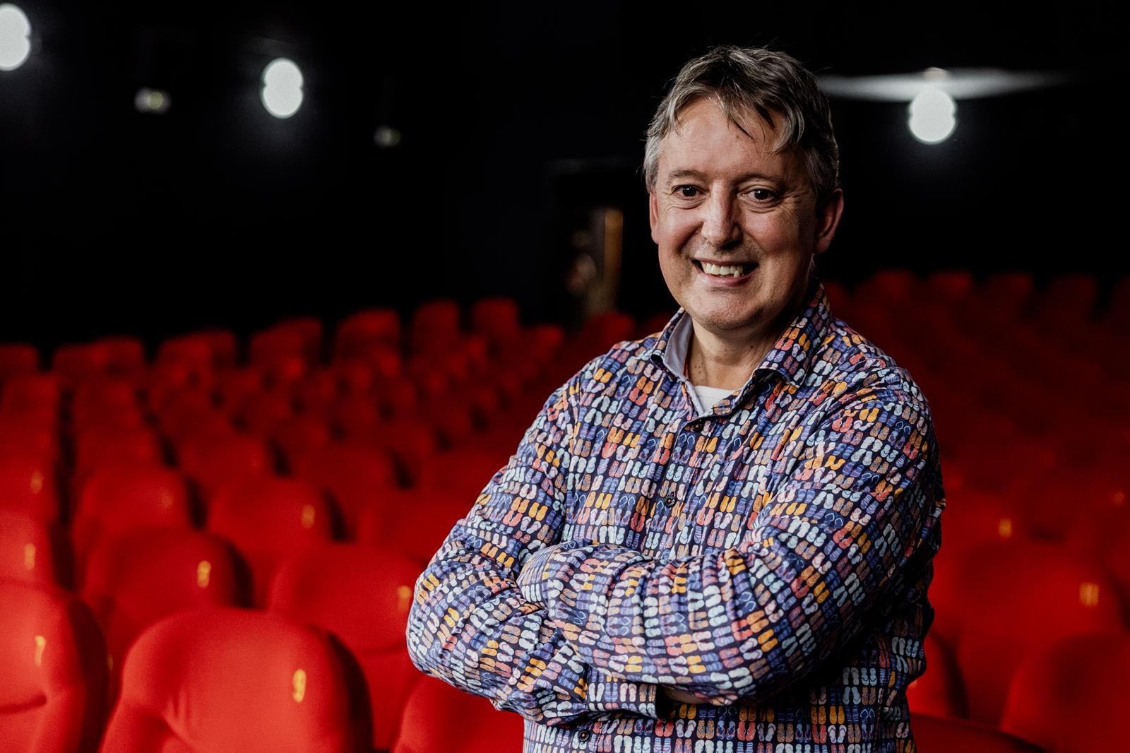 El psicólogo Alberto Rodríguez, poco antes de intervenir en la primera jornada del II Ciclo de Cine de Acogimiento Familiar de AFAAR.